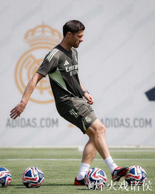 伤病频繁侵袭后防，阿隆索面临挑战，免签球员寄予厚望。